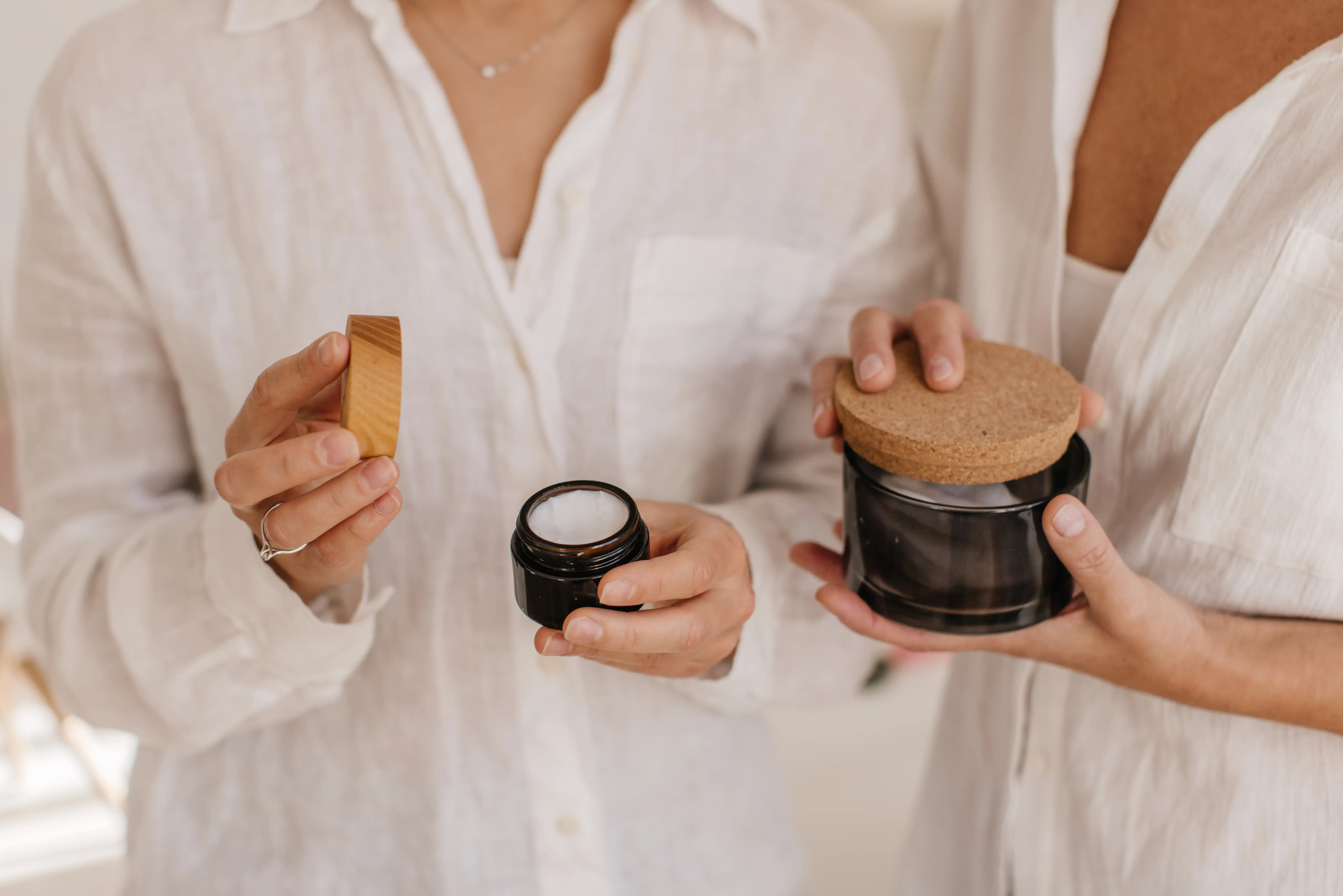 Productos de cosmética natural MALU sobre fondo claro